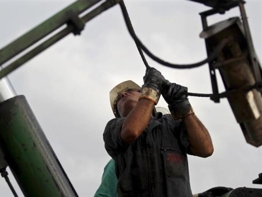 Giá dầu thấp nhất gần 3 tuần do nguồn cung tăng mạnh 